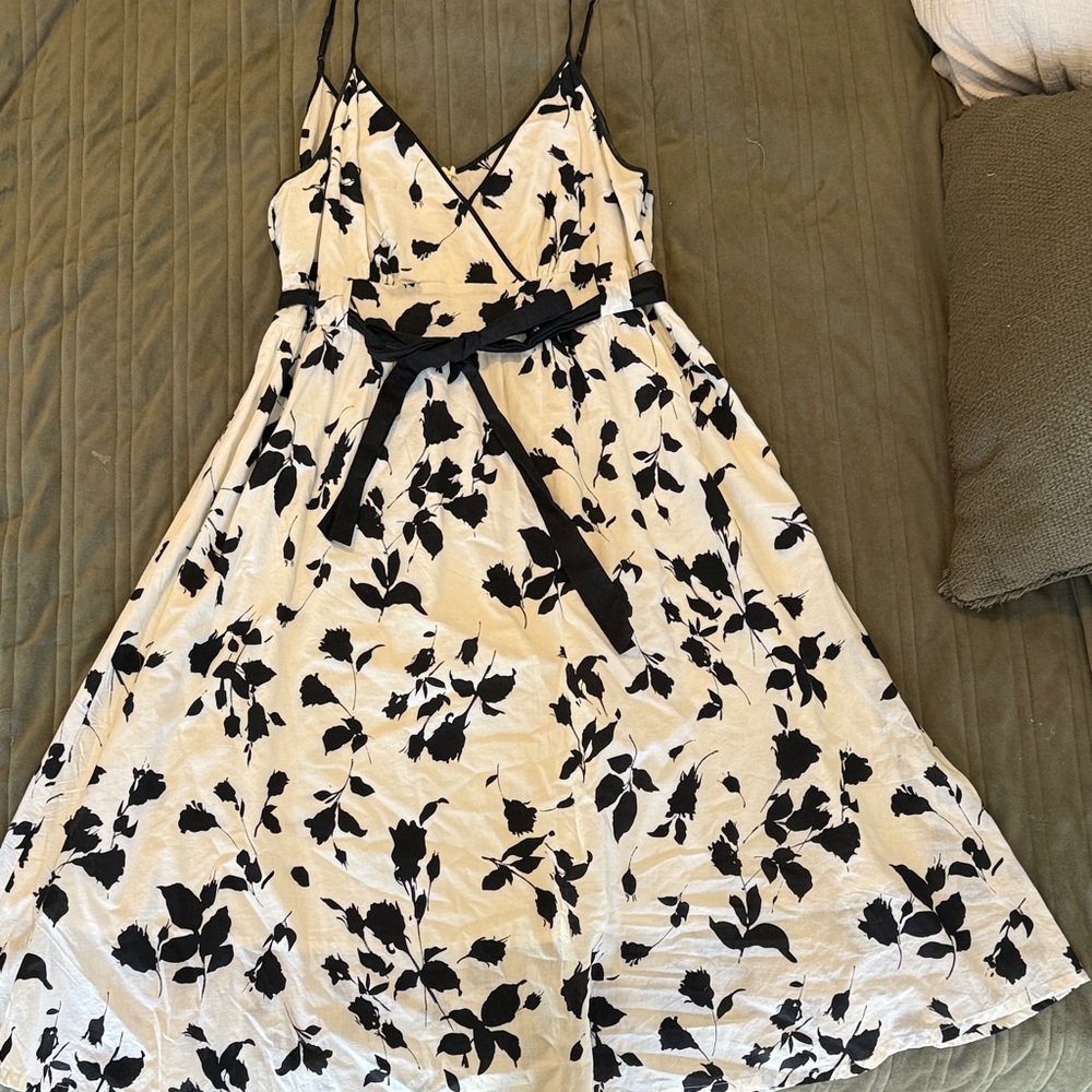 Lapis Black and White Floral Midi Dress